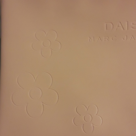 HOST PICK🎉  NIB BEAUTIFUL MARC JACOBS CLUTCH - Picture 5 of 7